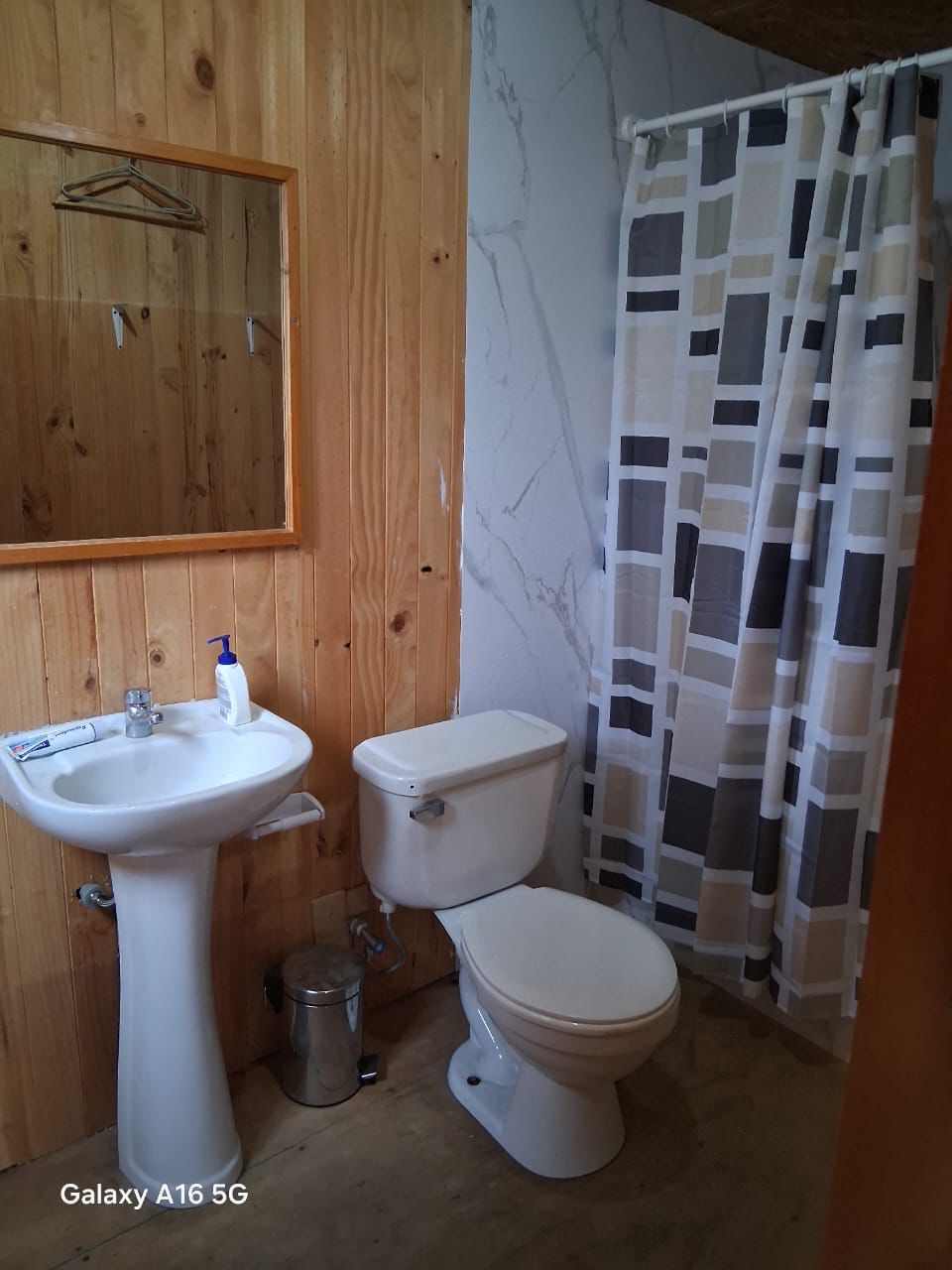 Baño con WC y lavamanos